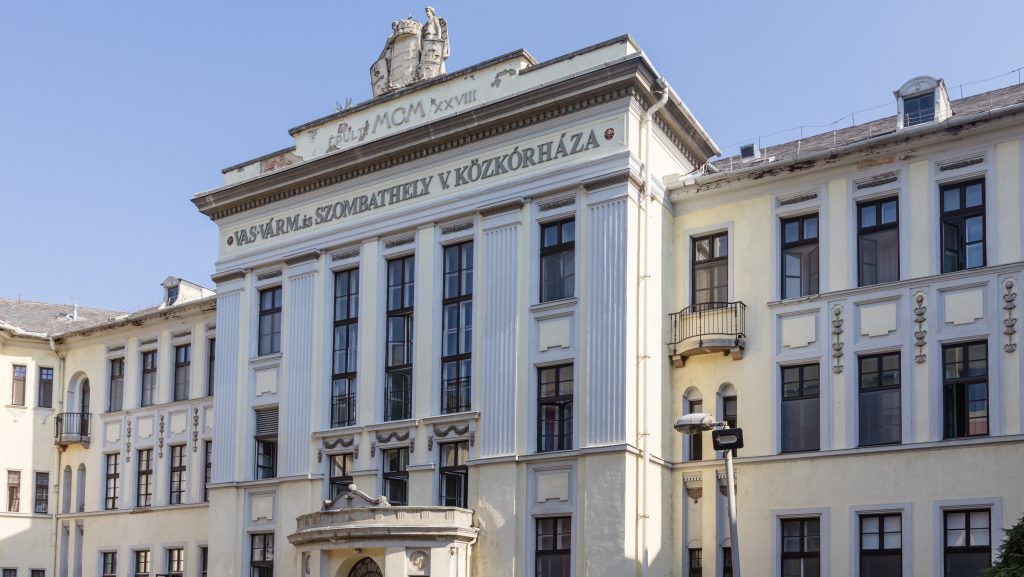 „Hiába kérjük, hogy a vérrel, gennyel átázott lepedőt cseréljék le” – vizsgálja a szombathelyi kórház a hozzátartozó súlyos állításait