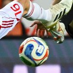 Fran Manzanara, a Debrecen (b) és Vitális Milán, az ETO játékosa a labdarúgó Fizz Liga 31. fordulójában játszott Debreceni VSC - ETO FC mérkőzésen a debreceni Nagyerdei Stadionban 2026. április 26-án. Debreceni VSC-ETO FC 1-1.
