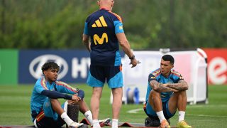 Spain's forward #19 Lamine Yamal (L) and Spain's defender #12 Pedro Porro (R) speaks with Spain's head coach Luis de la Fuente (C) during a training session at Melanie Lane Training Grounds in East Hanover, New Jersey, on July 16, 2026, ahead of the 2026 World Cup football tournament final match between Spain and Argentina.
