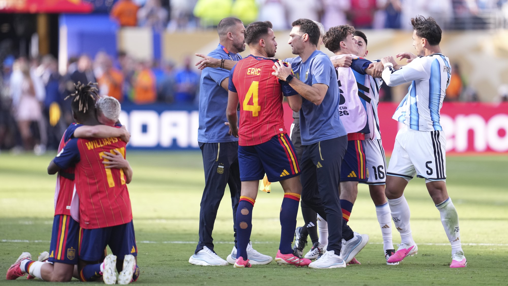 Leandro Paredes a lefújás után balhézott, Lionel Scaloni is ment rendet rakni.