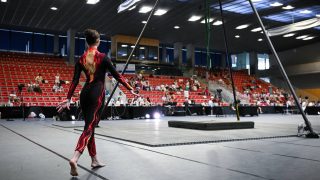 Egy versenyző a légtorna Európa-bajnokságon a Budaörs Városi Sportcsarnokban 2026. július 1-jén.