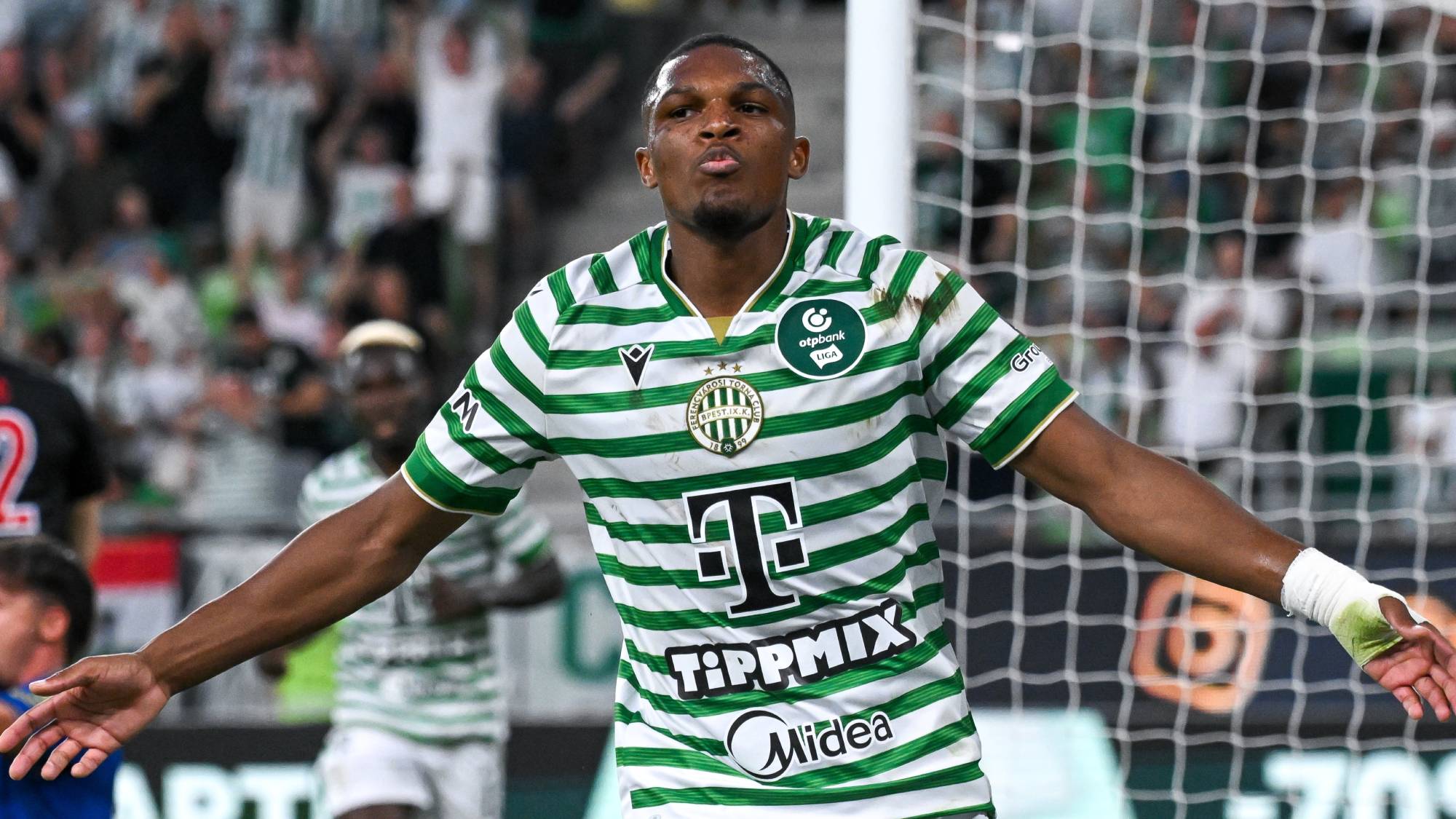A gólszerző Lenny Joseph, a Ferencváros játékosa ünnepel a labdarúgó Európa-liga selejtezőjének 1. fordulójában játszott Ferencváros - Vojvodina visszavágó mérkőzésen a Groupama Arénában 2026. július 16-án.