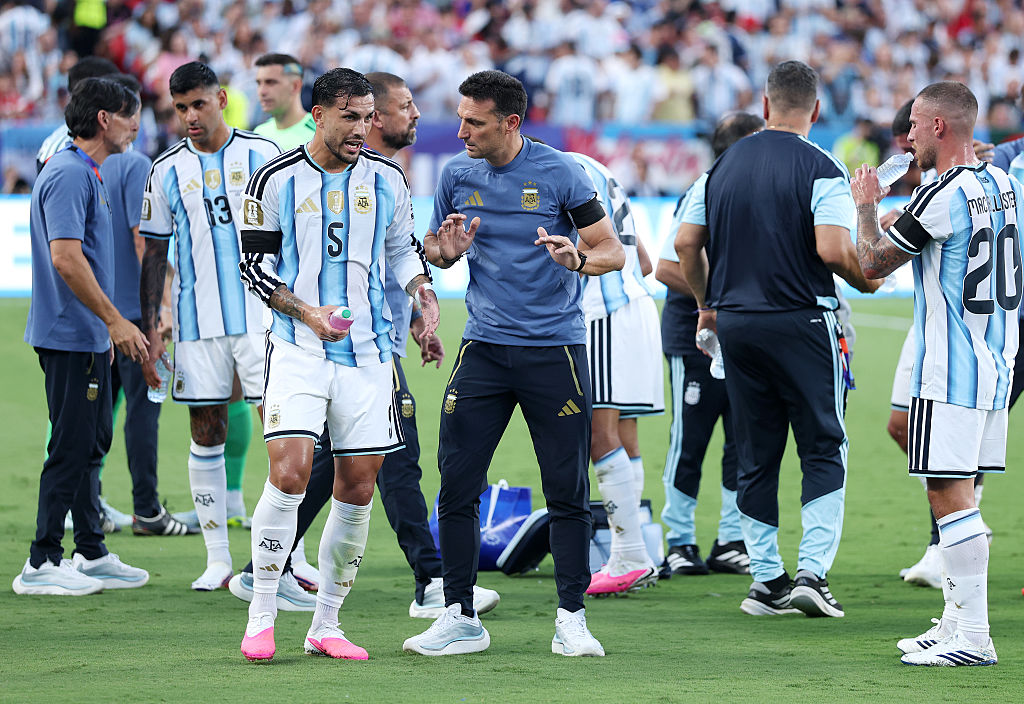 Lionel Scaloni és Leandro Paredes.