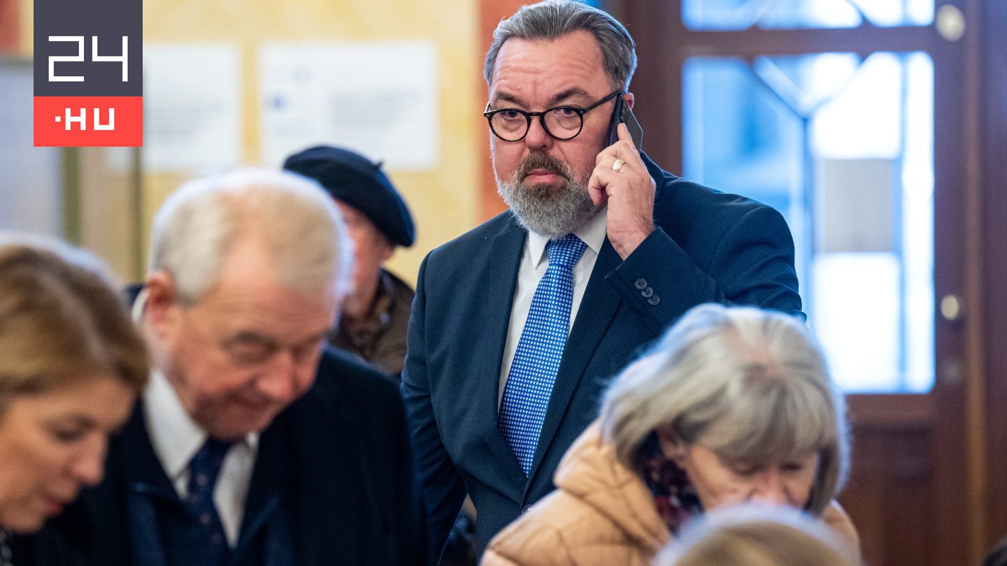 L. Simon László szerint Orbán János Dénes pénzügyei joggal sokkolták a magyar irodalmi életet, és le kéne mondania MMA-tagságáról