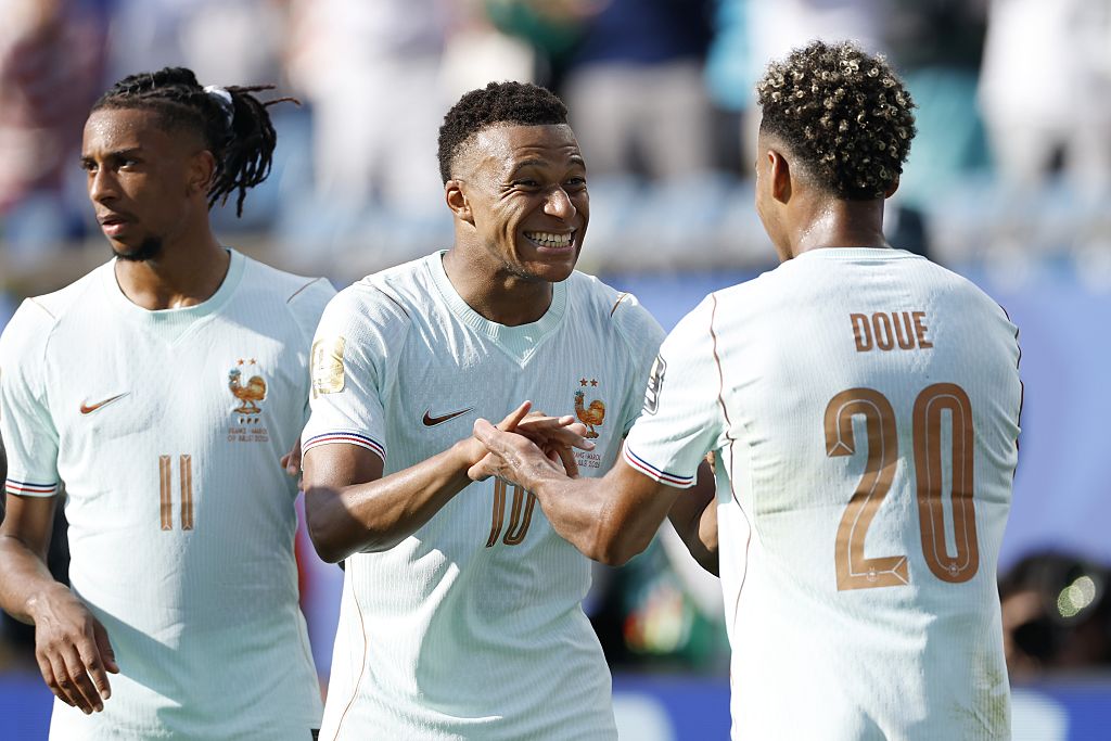 Michael Olise, Kylian Mbappé és Desire Doue.