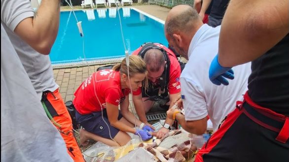 Medencébe esett egy hároméves gyermek, mentőhelikopterrel vitték kórházba az újraélesztése után