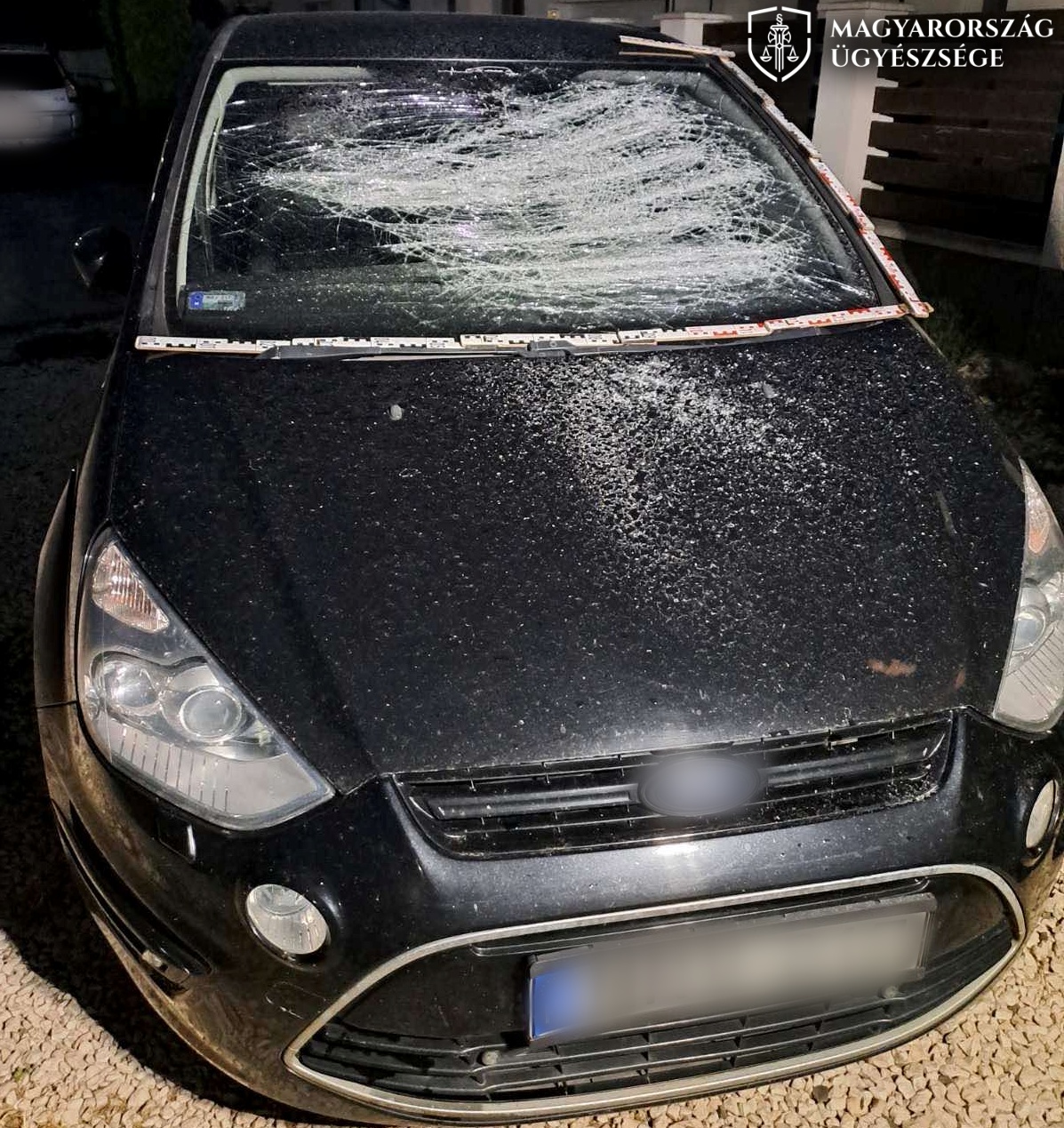 Megharapta az intézkedő rendőrt egy férfi, aki vasvillával és ásóval rongált meg autókat 1