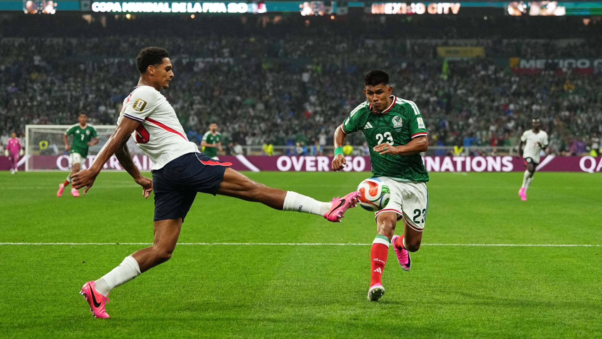 Jesus Gallardo (Mexico) and Jarell Quansah (England) during Round of 16 FIFA World Cup 2026, Mexico and England, Azteca Stadium, Mexico, Mexico on July 05 2026. (Photo by Ulrik Pedersen/NurPhoto)