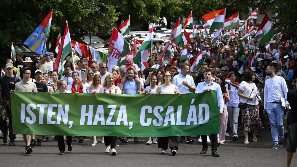 Toroczkai a Mi Hazánk menetén: Nem akarunk letérdelni