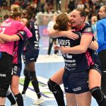 Pipy Wolfs (b) és Kukely Anna, a Mosonmagyaróvár játékosai a női kézilabda Európa-liga A csoportjának első fordulójában játszott Motherson Mosonmagyaróvári KC - Thüringer HC mérkőzés végén a mosonmagyaróvári UFM Arénában 2026. január 11-én. A mérkőzést Mosonmagyaróvár nyerte 36-34-re.