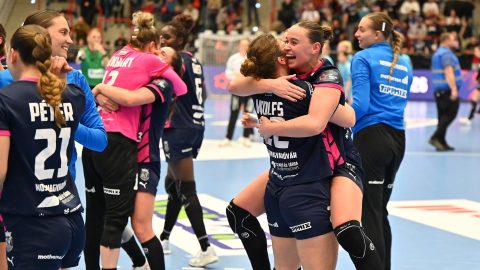 Pipy Wolfs (b) és Kukely Anna, a Mosonmagyaróvár játékosai a női kézilabda Európa-liga A csoportjának első fordulójában játszott Motherson Mosonmagyaróvári KC - Thüringer HC mérkőzés végén a mosonmagyaróvári UFM Arénában 2026. január 11-én. A mérkőzést Mosonmagyaróvár nyerte 36-34-re.