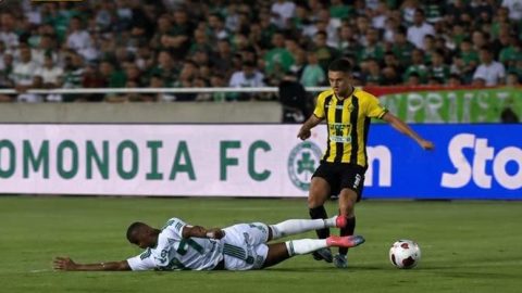 Loic Nego becsúszása a Kajrat Almati meccsén.