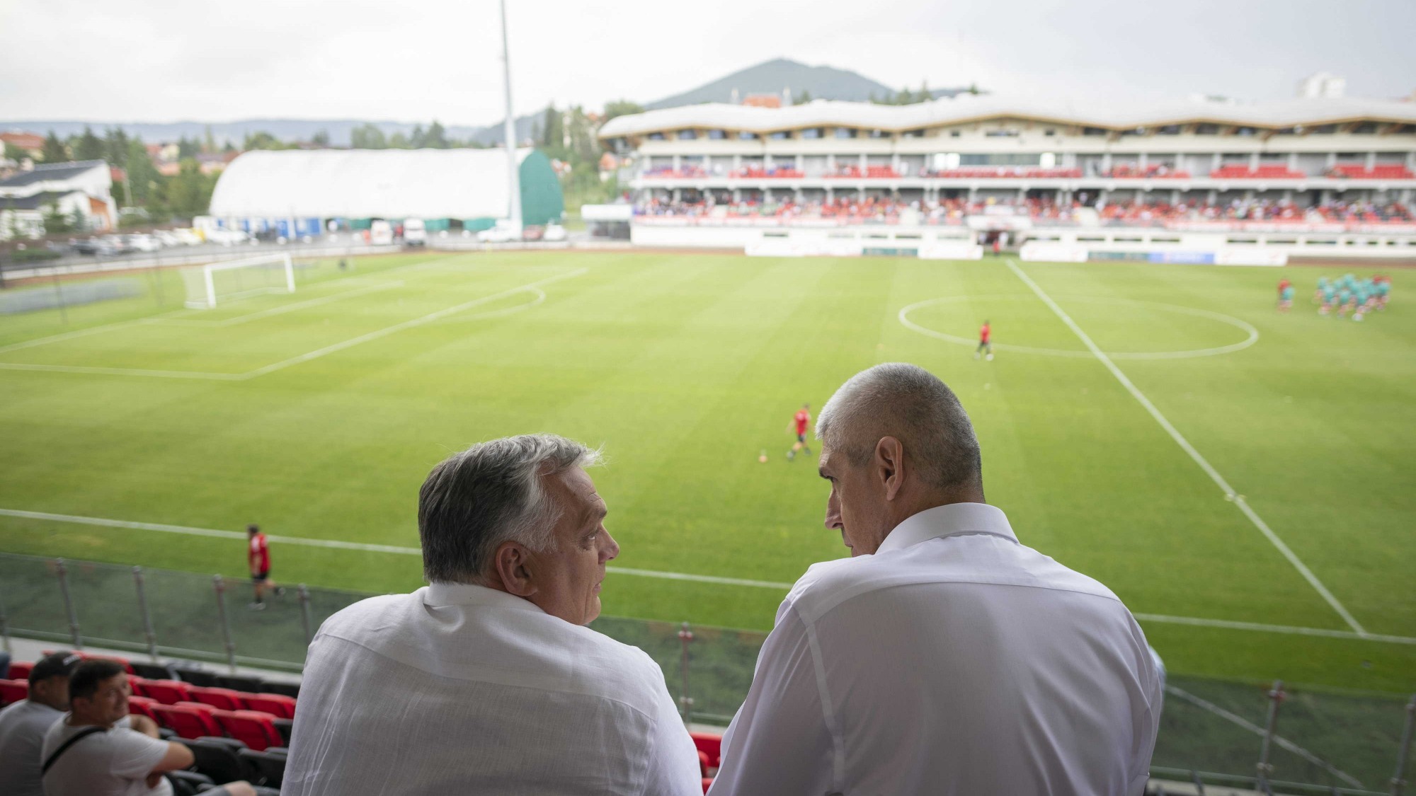 A Miniszterelnöki Sajtóiroda által közreadott képen Orbán Viktor miniszterelnök (b), mellette Szondy Zoltán, az FK Csíkszereda elnöke (j) a csíkszeredai stadion klubház- és lelátóavató ünnepségén, és az azt követő FK Csíkszereda - Magyarország U18-as barátságos labdarúgó-mérkőzésen Csíkszeredán 2022. július 23-án.