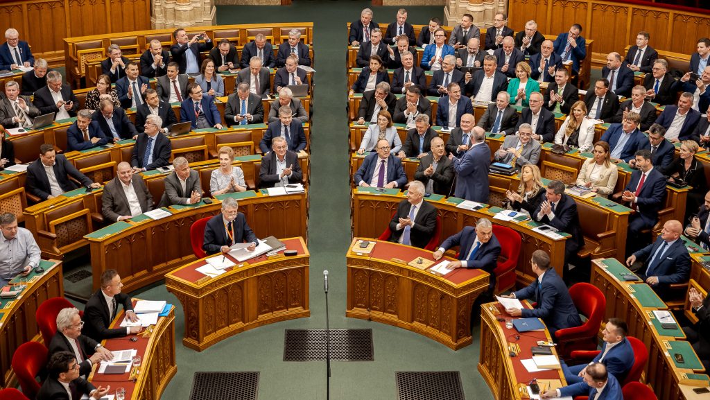 Több tucat feledékeny képviselő nem adta le a diplomata-útlevelét