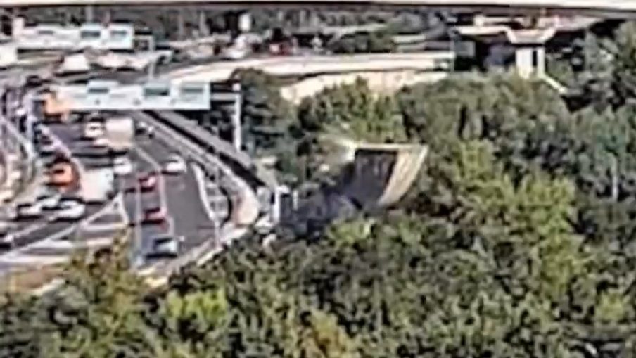 Videón, ahogy összedől az egyik legnagyobb prágai szobor