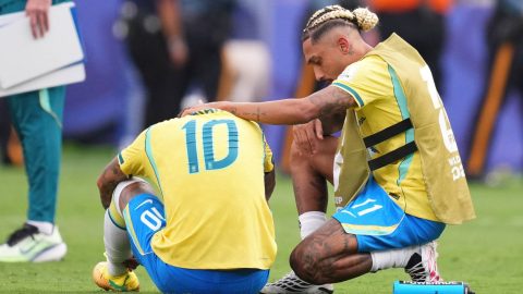 Raphinha of Brazil comforts Neymar Jr of Brazil during the FIFA World Cup 2026 Round Of 16 match between Brazil and Norway at New York New Jersey Stadium on July 05, 2026 in East Rutherford, New Jersey. (Photo by Jose Breton/Pics Action/NurPhoto) Jose Breton / NurPhoto / NurPhoto via AFP