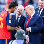 Rodri player of Spain receives the gold medal from U.S. President Donald Trump during the 2026 FIFA World Cup award ceremony at New York New Jersey Stadium, in East Rutherford, United States, on Sunday, July 19, 2026.(Foto: William Volcov/Brazil Photo Press/Brazil Photo Press) INTERNATIONAL