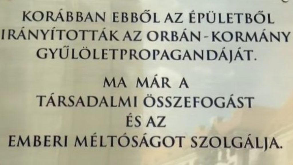 Emléktábla hirdeti Rogán egykori minisztériumán, hogy innen irányították az orbáni gyűlöletpropagandát
