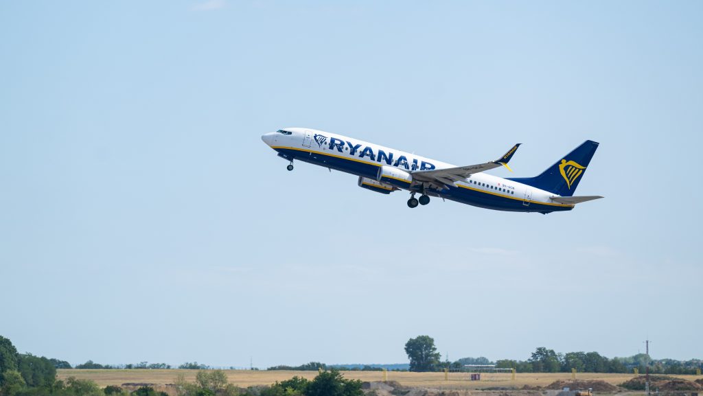 Ryanair-incidens: öt percig tartotta a lábánál fogva férjét a mélység felett