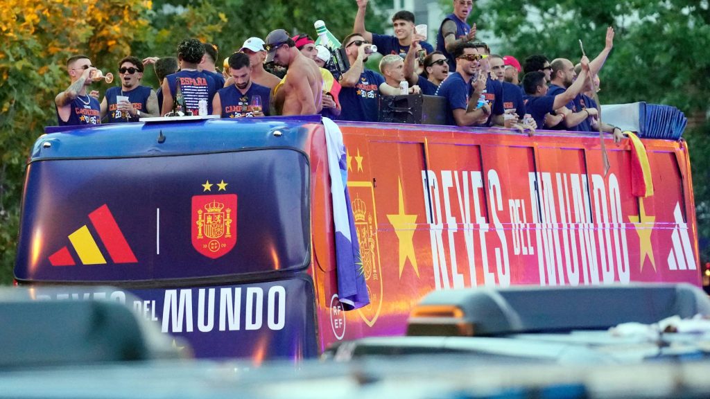 Hömpölygő emberáradat, kétmillió rajongó várta otthon a világbajnokot
