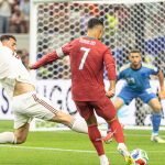 Cristiano Ronaldo próbálja bevenni a spanyol kaput - sikertelenül.