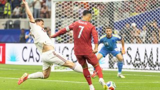 Cristiano Ronaldo próbálja bevenni a spanyol kaput - sikertelenül.
