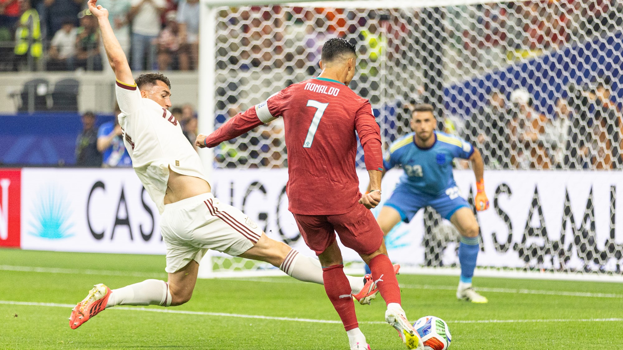 Cristiano Ronaldo próbálja bevenni a spanyol kaput - sikertelenül.