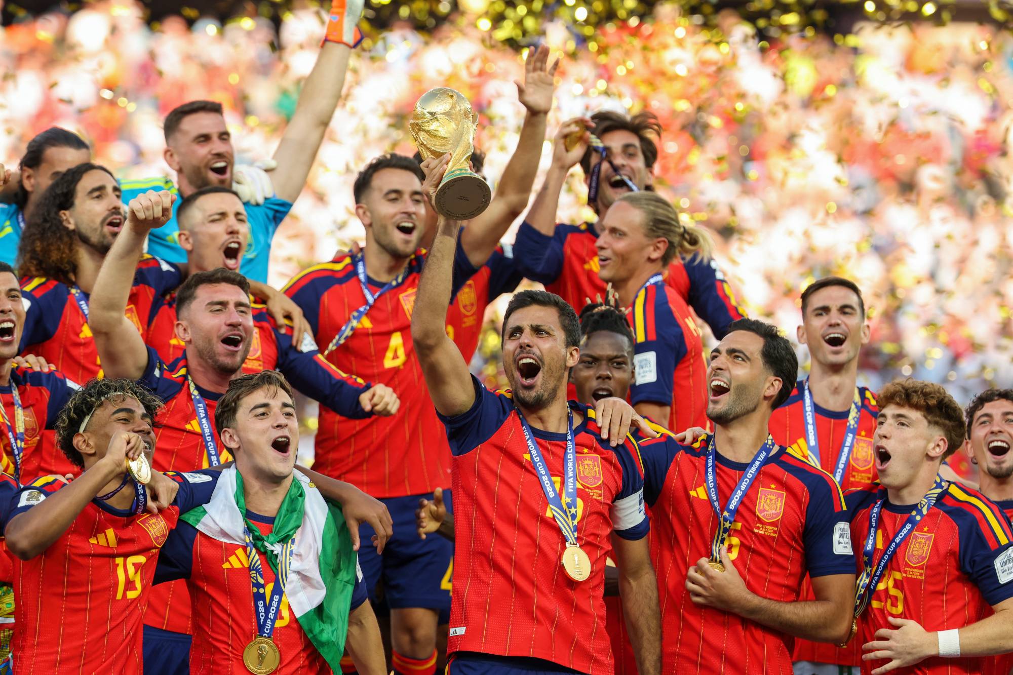 Messi-búcsú, Trump-nyali, VAR-mizéria: mire emlékszünk majd a 2026-os focivébéről? 1 Spain's midfielder #16 Rodri lifts the trophy with his teammates after winning the 2026 World Cup football tournament final match between Spain and Argentina at the New York/New Jersey Stadium in East Rutherford on July 19, 2026.