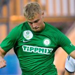 Szalai József, a Paks játékosa (b2), valamint Stefan de Vrij (b) és Triantafillosz Caprasz (j), a Panathinaikosz játékosai a labdarúgó Konferencia-liga selejtezőjének 2. fordulójában játszott Paksi FC - Panathinaikosz mérkőzésen a Paksi FC Stadionban 2026. július 23-án.