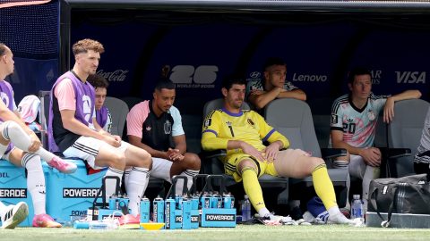 Thibaut Courtois a cserepadon a spanyolok elleni vb-meccsen.