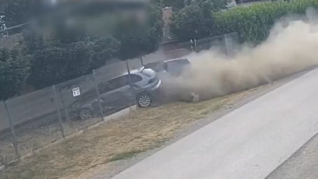 Térfigyelő kamera rögzítette, ahogy egy férfi üldöz egy másik autót, majd miután kerítésnek csapódnak, tüzet nyit az utasokra