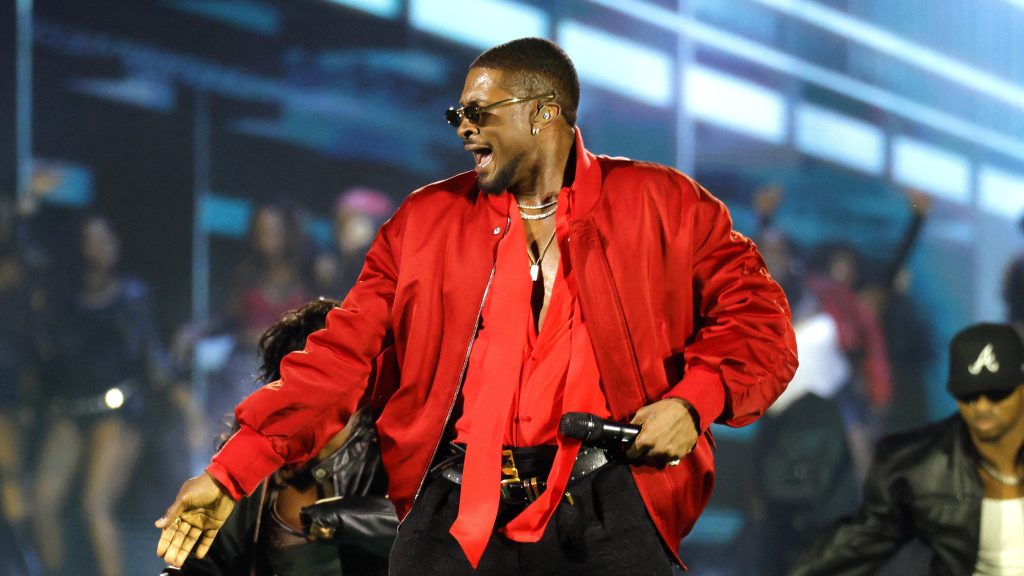 Usher lezavart egy nőt a színpadról, aki lelkesedés helyett unott arccal tűrte az öltáncát