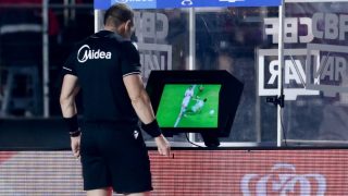 SP - SAO PAULO - 04/21/2026 - 2026 BRAZIL CUP, SAO PAULO x JUVENTUDE - The referee consults the VAR (video assistant referee) during the match between Sao Paulo and Juventude at Morumbi stadium for the 2026 Brazil Cup. Photo: Marcello Zambrana/AGIF Marcello Zambrana / AGIF / AGIF via AFP