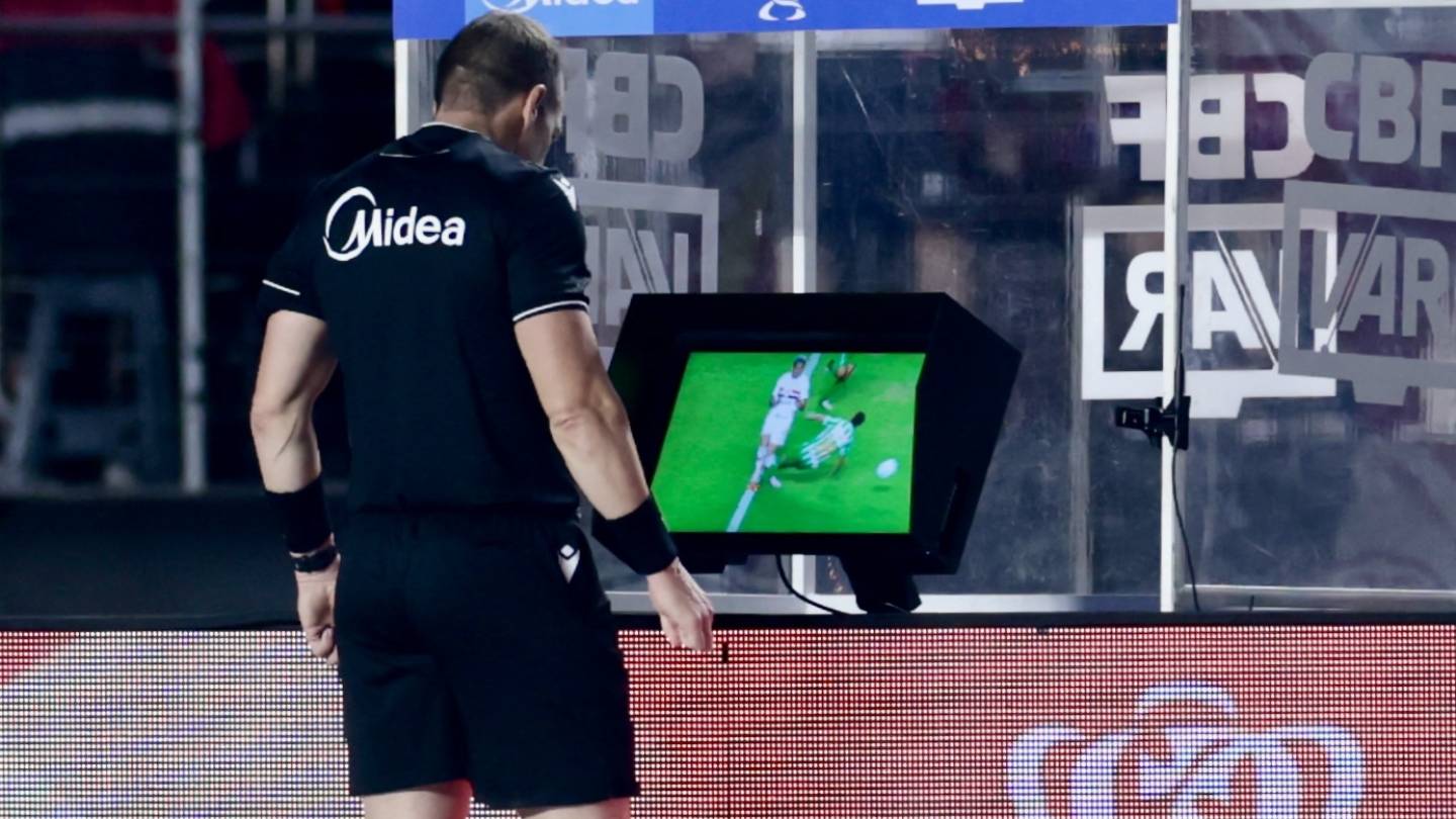 SP - SAO PAULO - 04/21/2026 - 2026 BRAZIL CUP, SAO PAULO x JUVENTUDE - The referee consults the VAR (video assistant referee) during the match between Sao Paulo and Juventude at Morumbi stadium for the 2026 Brazil Cup. Photo: Marcello Zambrana/AGIF Marcello Zambrana / AGIF / AGIF via AFP