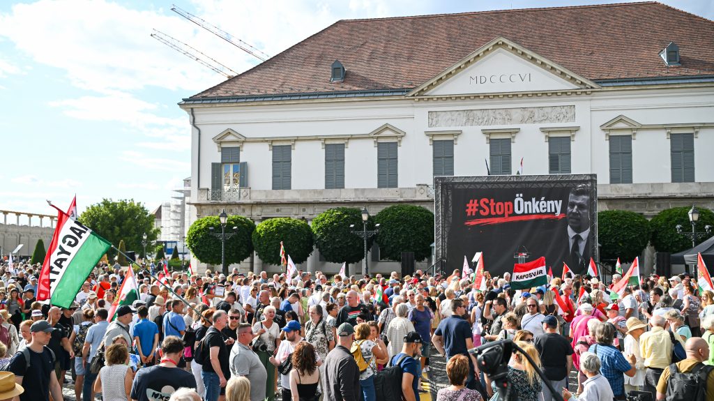Az alkotmányosság felszámolása ellen tüntet a Fidesz-KDNP