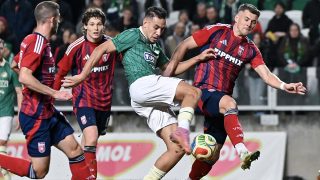 Ahmed Nadhir Benbouali, a Győr (j2), Somogyi Ádám (b2) és Kocsis Gergő (j), a Videoton játékosai a labdarugó MOL Magyar Kupa nyolcaddöntőjében játszott ETO FC - Videoton FC Fehérvár mérkőzésen a győri ETO Stadionban 2026. február 12-én. A Győr 2-0-ra nyert a másodosztályú Fehérvár ellen.