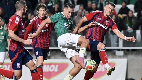 Ahmed Nadhir Benbouali, a Győr (j2), Somogyi Ádám (b2) és Kocsis Gergő (j), a Videoton játékosai a labdarugó MOL Magyar Kupa nyolcaddöntőjében játszott ETO FC - Videoton FC Fehérvár mérkőzésen a győri ETO Stadionban 2026. február 12-én. A Győr 2-0-ra nyert a másodosztályú Fehérvár ellen.