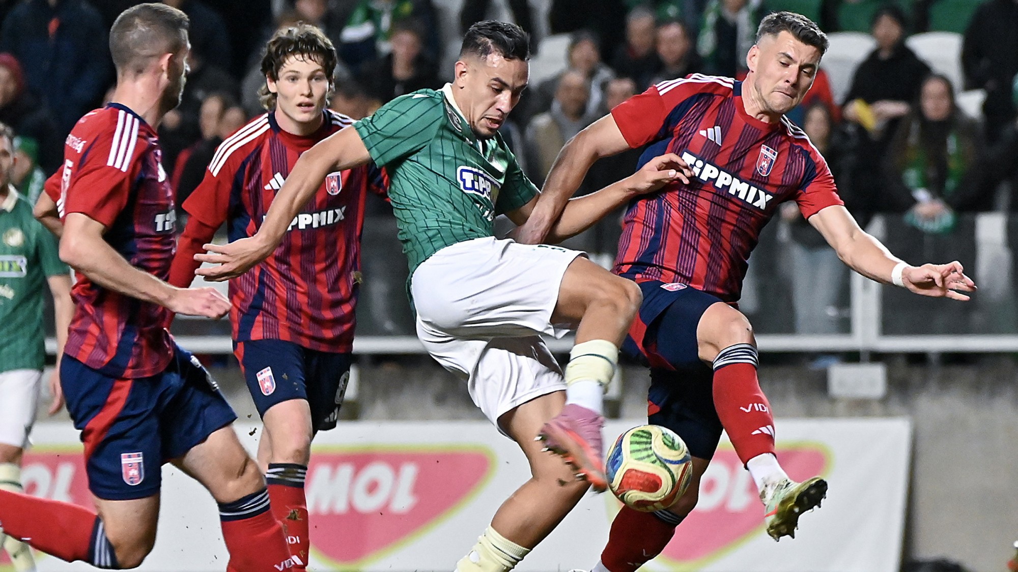 Ahmed Nadhir Benbouali, a Győr (j2), Somogyi Ádám (b2) és Kocsis Gergő (j), a Videoton játékosai a labdarugó MOL Magyar Kupa nyolcaddöntőjében játszott ETO FC - Videoton FC Fehérvár mérkőzésen a győri ETO Stadionban 2026. február 12-én. A Győr 2-0-ra nyert a másodosztályú Fehérvár ellen.