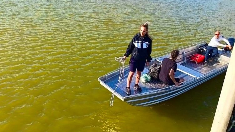 Át akart gyalogolni a Velencei-tavon, de elsüllyedt az iszapban