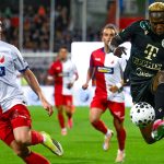 Bamidele Yusuf, a Ferencváros (j) és Szűcs Kornél, a Vojvodina játékosa a labdarúgó Európa-liga selejtezőjének 1. fordulójában játszott Vojvodina - Ferencváros mérkőzésen az újvidéki Karadjordje Stadionban 2026. július 9-én.