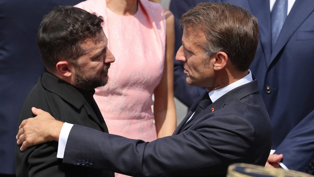 Macron újabb elfogó rakétákat ígért Ukrajnának a pláza elleni támadás után
