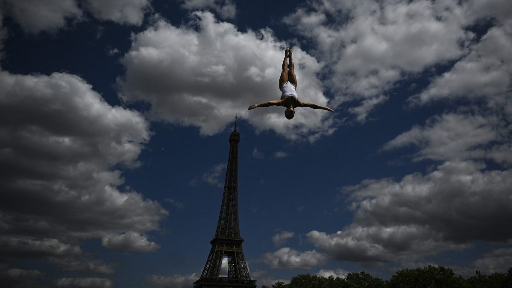 Duna-robbantás, szörfszertartás és Eiffel-torony-ugrás a hét képein