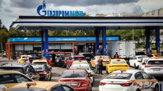 Vehicles queue at a a Gazpromneft petrol station in Moscow on August 18, 2026. Russian authorities acknowledged that some regions faces new petrol shortages, as Ukraine steps up attacks on the country's oil refineries. Ukraine has concentrated its long range drone and missile strikes on refineries as it seeks to blunt Russia's capacity to pursue the war between the neighbours. (Photo by Alexander NEMENOV / AFP)