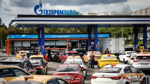 Vehicles queue at a a Gazpromneft petrol station in Moscow on August 18, 2026. Russian authorities acknowledged that some regions faces new petrol shortages, as Ukraine steps up attacks on the country's oil refineries. Ukraine has concentrated its long range drone and missile strikes on refineries as it seeks to blunt Russia's capacity to pursue the war between the neighbours. (Photo by Alexander NEMENOV / AFP)