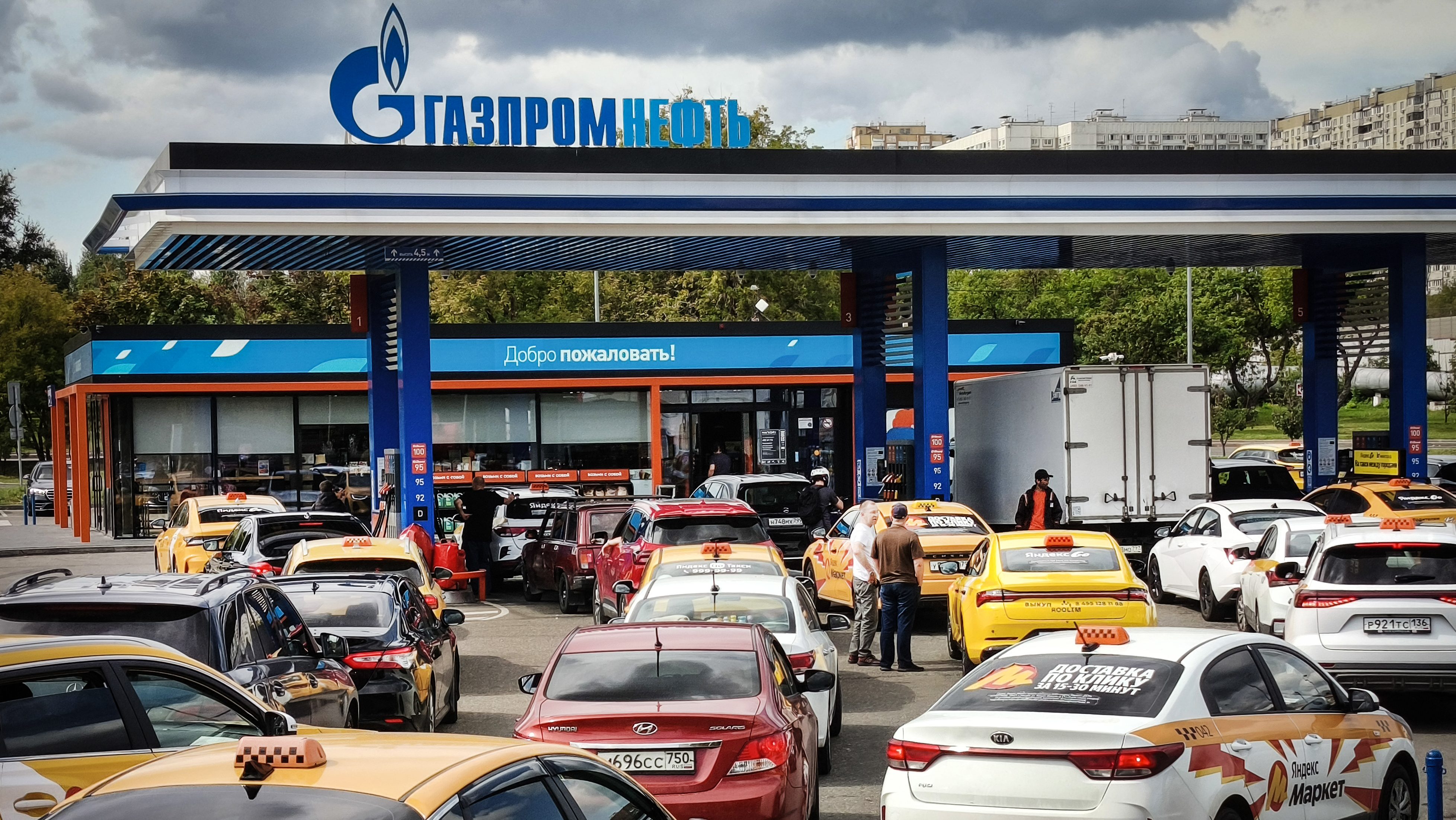 Vehicles queue at a a Gazpromneft petrol station in Moscow on August 18, 2026. Russian authorities acknowledged that some regions faces new petrol shortages, as Ukraine steps up attacks on the country's oil refineries. Ukraine has concentrated its long range drone and missile strikes on refineries as it seeks to blunt Russia's capacity to pursue the war between the neighbours. (Photo by Alexander NEMENOV / AFP)