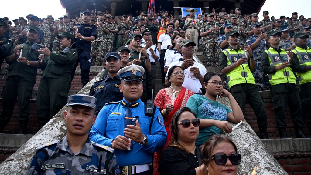 Már több mint 750 halálos áldozata van a nepáli-tibeti villámáradásnak, nehezen jutnak el a helyszínre a segélyek is – galéria