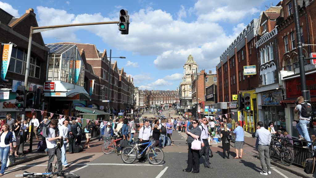 Lelőttek egy 25 éves férfit Londonban, egy kocsma előtt