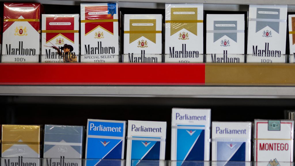 Kisbusz oldalfala mögé rejtett csempészcigarettát talált a NAV