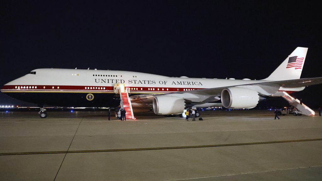 A második Air Force One-t is bevetették Trump titkos kimenekítési akciójában