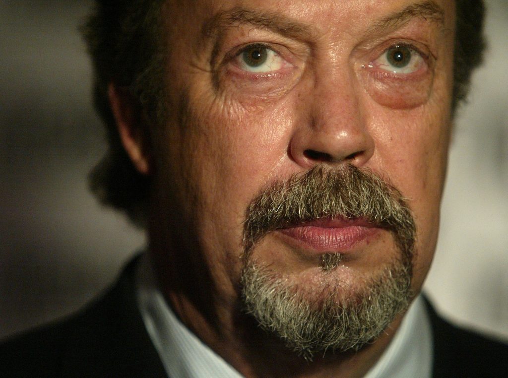 Meghalt Tim Curry
